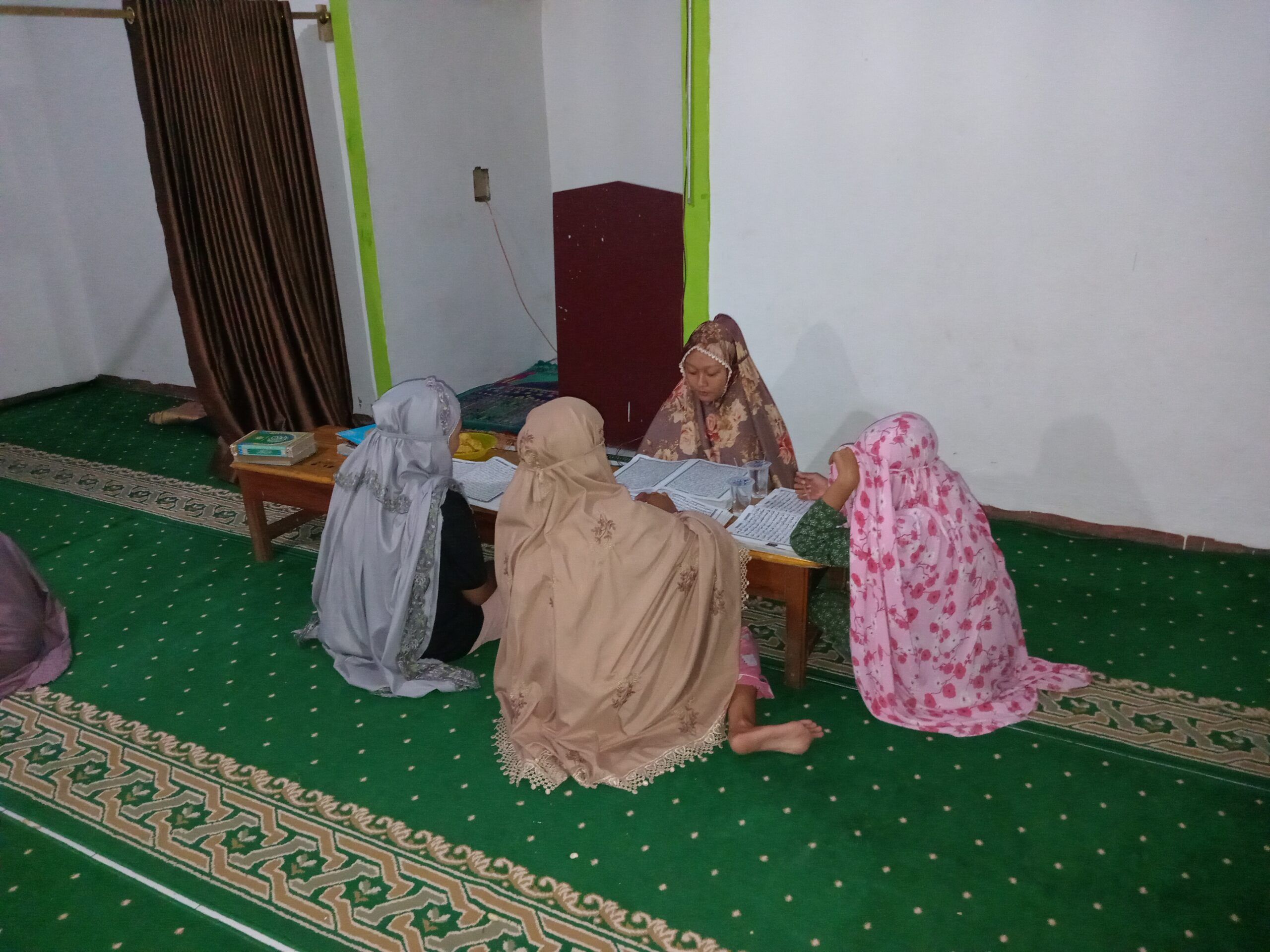 Tadarus Bersama Tetangga: Suasana Malam Di Rt.004 Parang Batang